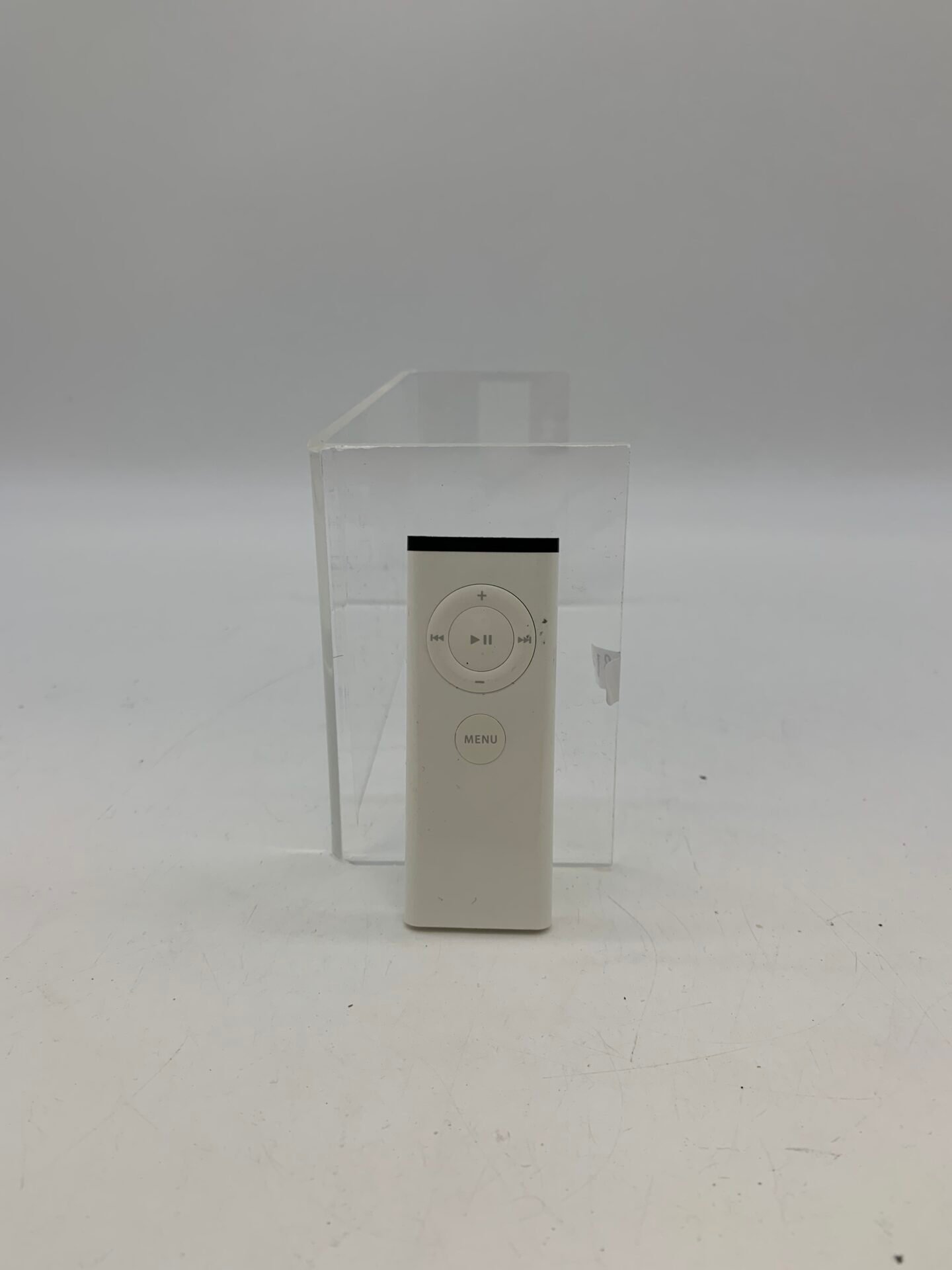 IMG_2362 Apple iPod Shuffle 2nd Gen A1156 – White - Image 1