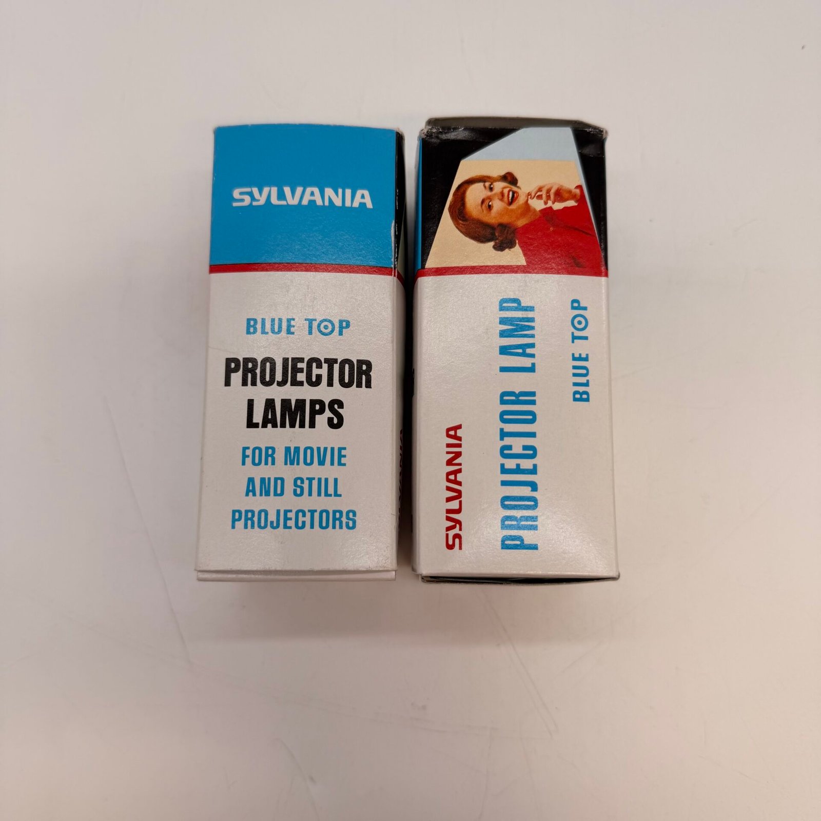 IMG_7276 2x Vintage Sylvania DAK/DAY 120V 500W G17q Projector Lamp Blue Top NOS - Image 1