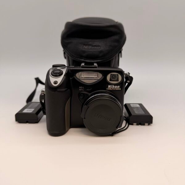 Nikon Coolpix 5000 5MP Digital Camera w Batteries Case Strap No Charger