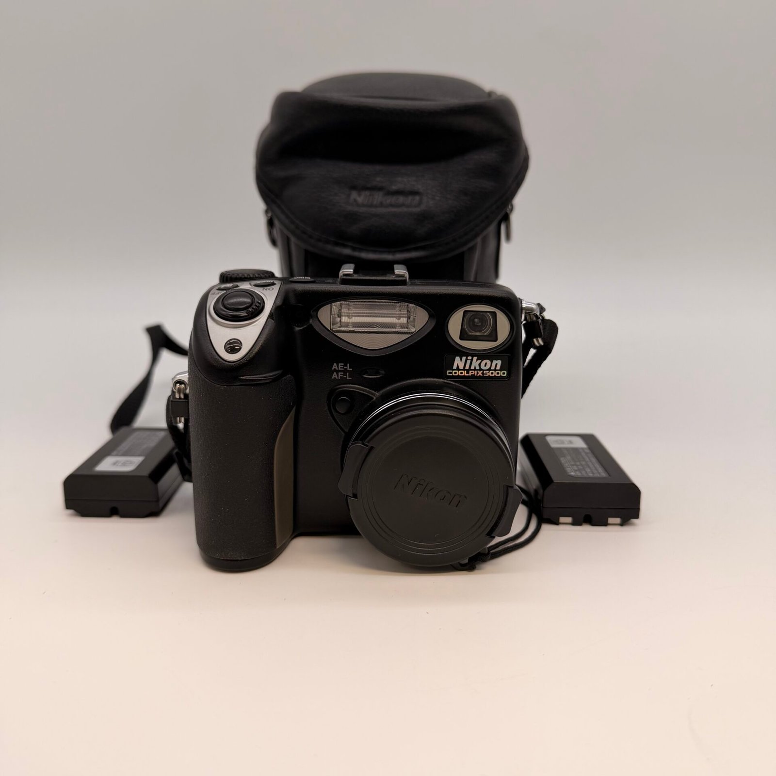 IMG_8170 Nikon Coolpix 5000 5MP Digital Camera w Batteries Case Strap No Charger - Image 1