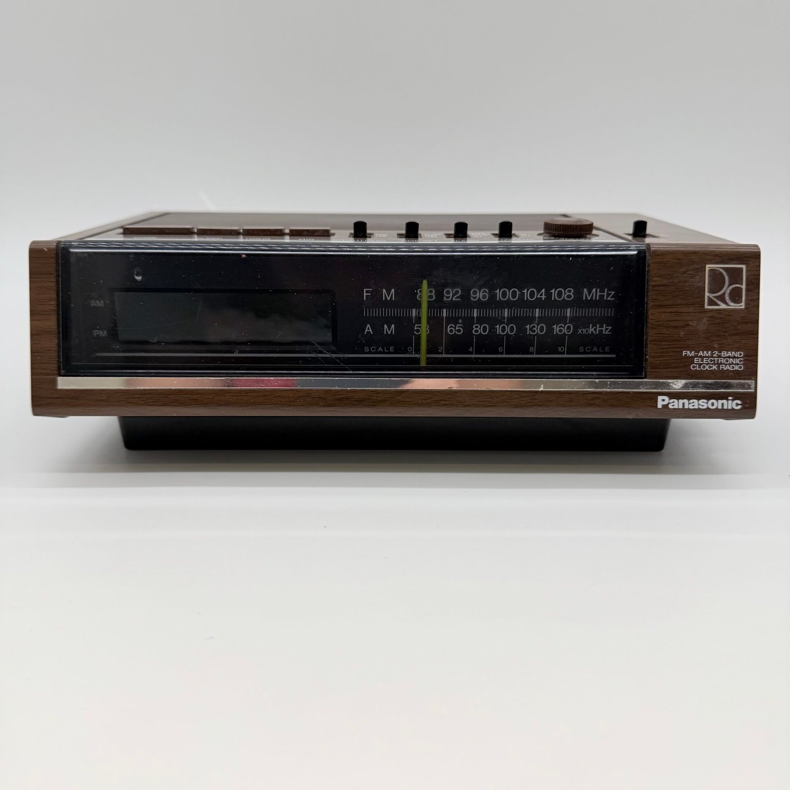 IMG_8241 Vintage Panasonic RC-6050 FM AM Clock Radio Woodgrain - Image 1