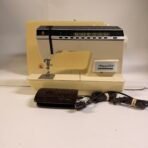 Singer Athena 2000 Electronic Sewing Machine w Pedal Vintage