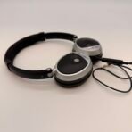 Bose OE On-Ear Wired Headphones With Case - Image 2