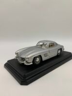 Bburago Mercedes-Benz 300SL 1954 Diecast Model Car 1:24 Silver Gullwing Display