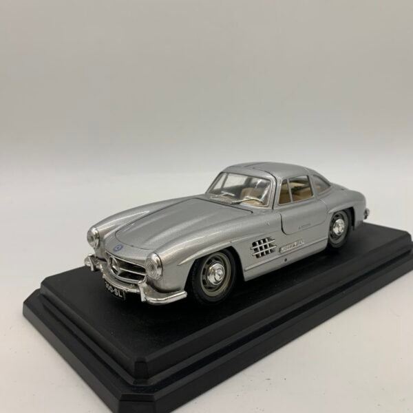 Bburago Mercedes-Benz 300SL 1954 Diecast Model Car 1:24 Silver Gullwing Display