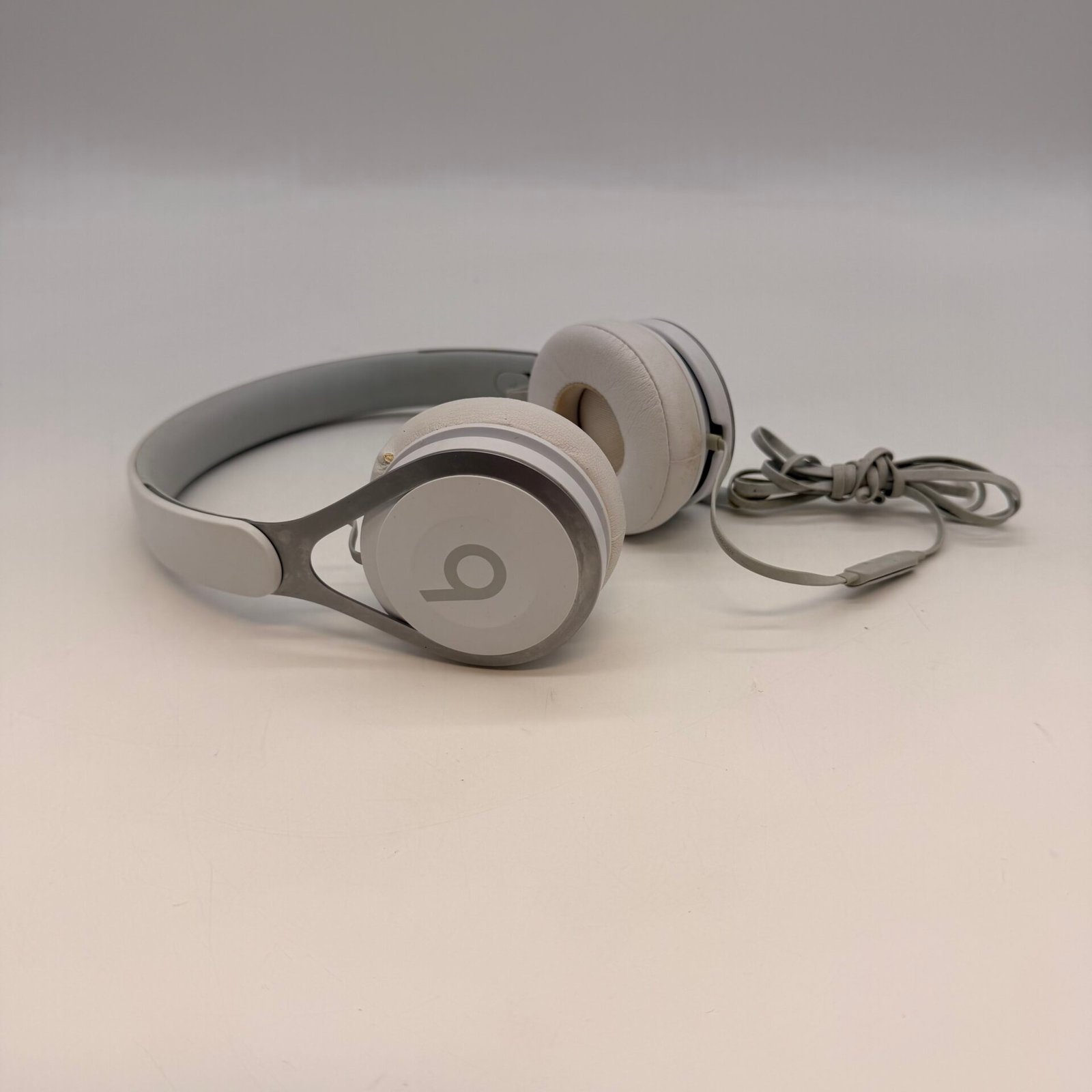 IMG_2898 Beats By Dr Dre EP Wired On-Ear Headphones White 3.5mm Works Great - Image 1