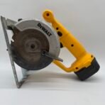 DeWALT DW930 12V Cordless 5-3/8” Trim Saw Kit W/ Charger ,Battery Tested Working - Image 2
