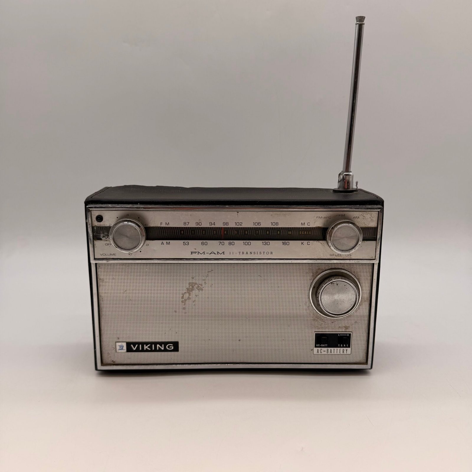 IMG_4234 Vintage Eaton Viking D7TRU97 AM FM 11 Transistor Radio Japan Working Rare - Image 1