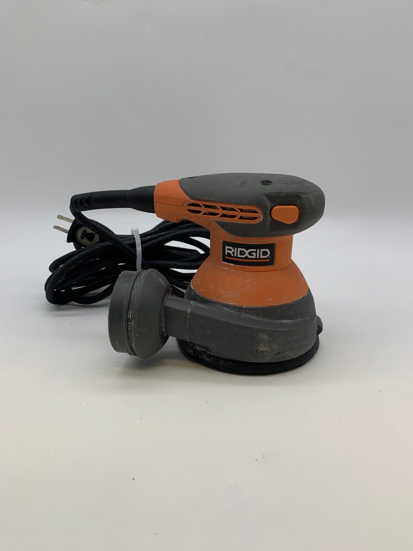 IMG_6036 RIDGID R2600 5 Inch Variable Speed Random Orbital Sander Working - Image 1
