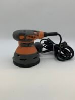 RIDGID R2600 5 Inch Variable Speed Random Orbital Sander Working - Image 2