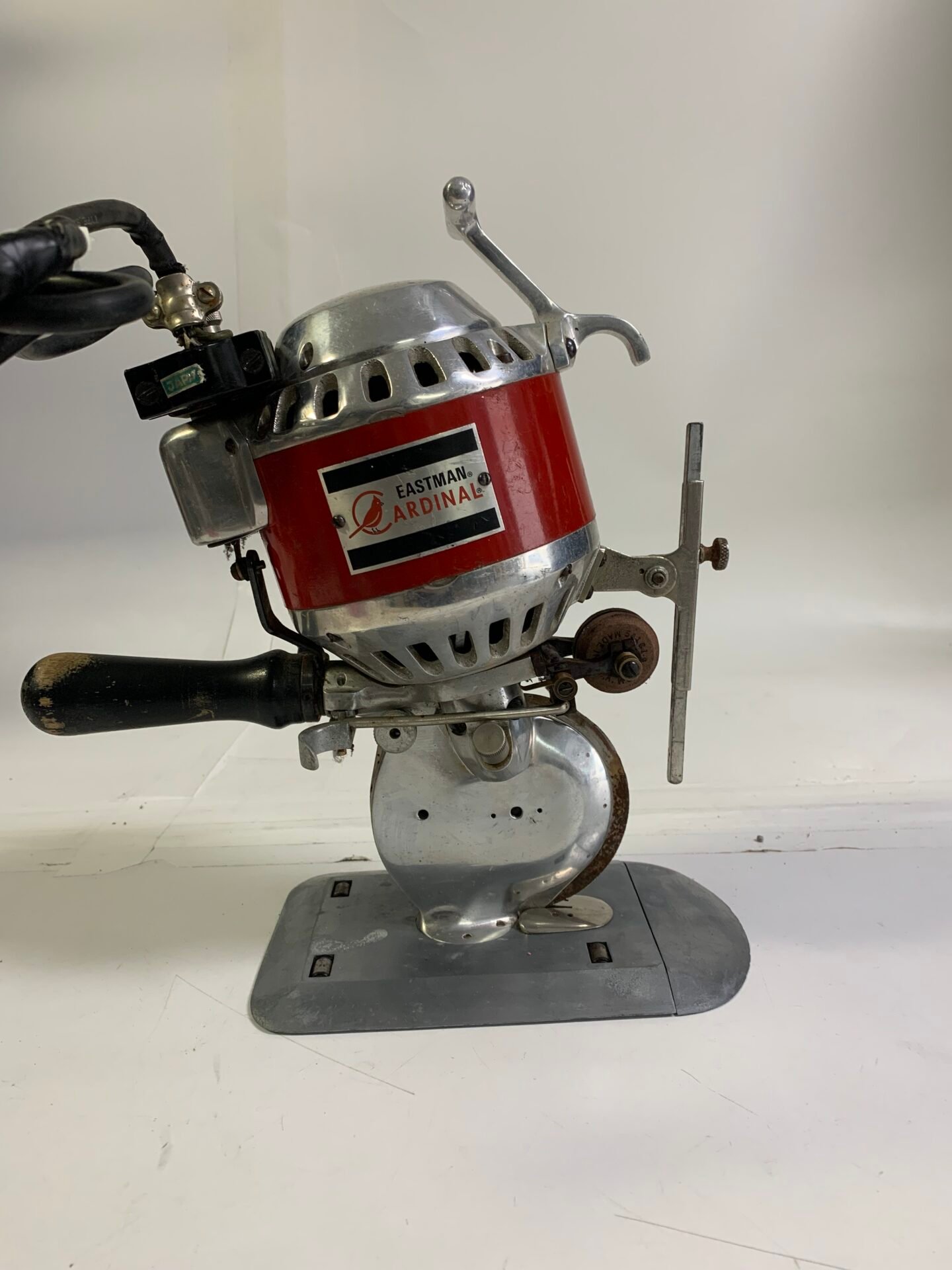 IMG_6296 Eastman Cardinal Class 548 Industrial Fabric Cutting Machine Working - Image 1