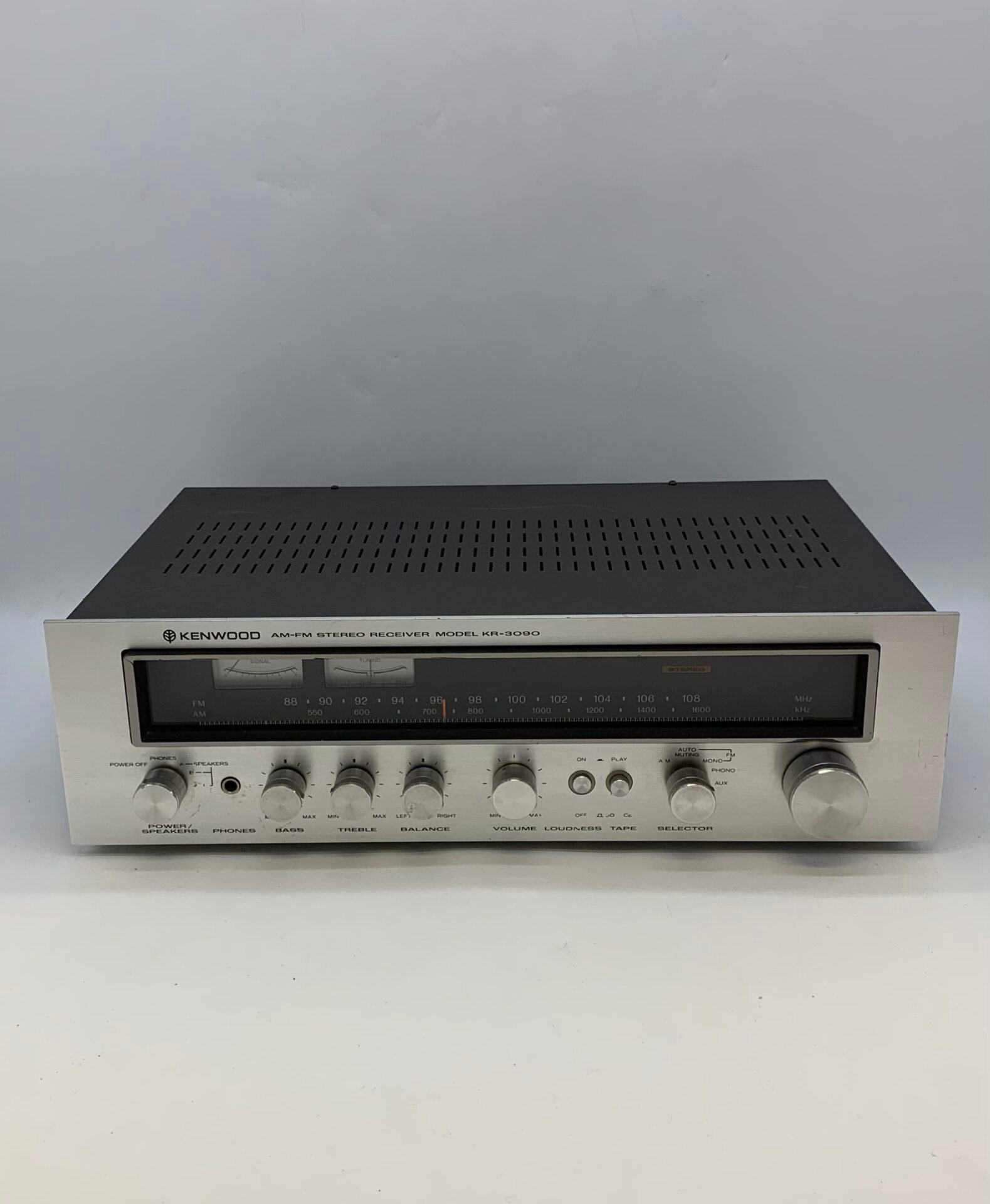 IMG_6672 Kenwood KR-3090 Vintage AM FM Stereo Receiver Made in Japan Working - Image 1