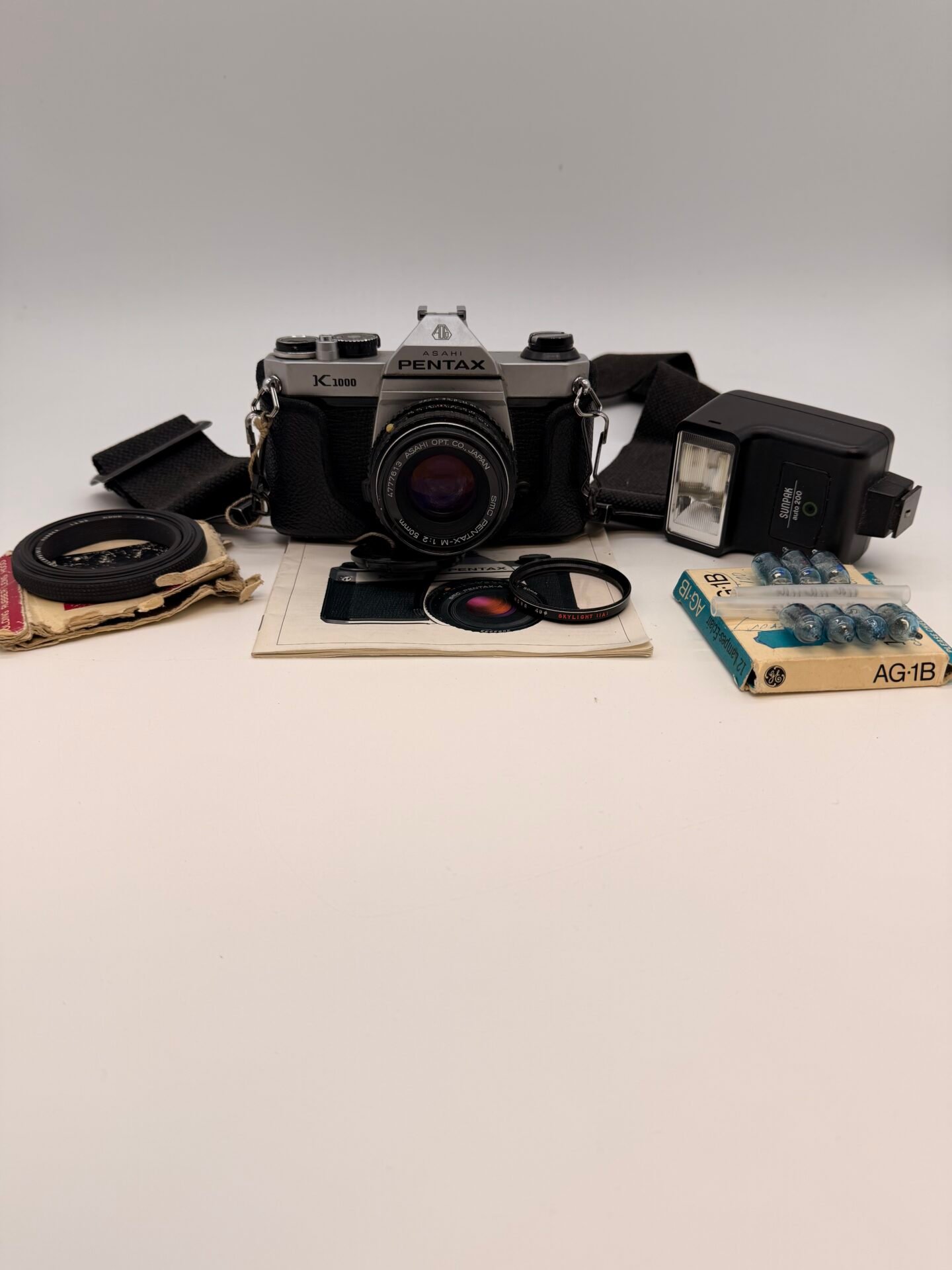 IMG_0602 Pentax K1000 35mm SLR Film Camera SMC 50mm f/2 Lens Sunpak Flash Tested Bundle - Image 1
